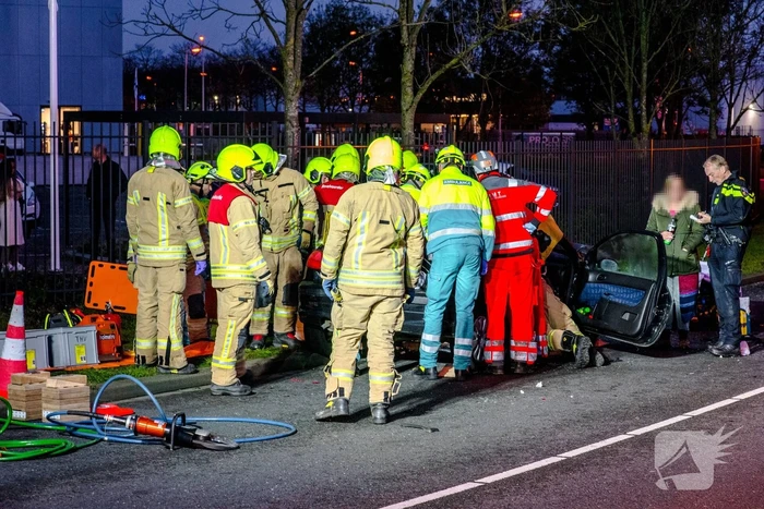 Enorme ravage bij zwaar ongeval in Albrandswaard, twee personen gewond