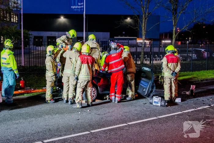 Enorme ravage bij zwaar ongeval in Albrandswaard, twee personen gewond
