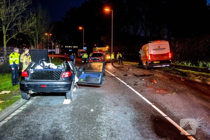 Enorme ravage bij zwaar ongeval in Albrandswaard, twee personen gewond