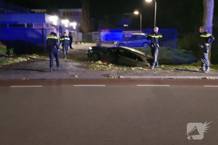 Personenauto belandt in sloot