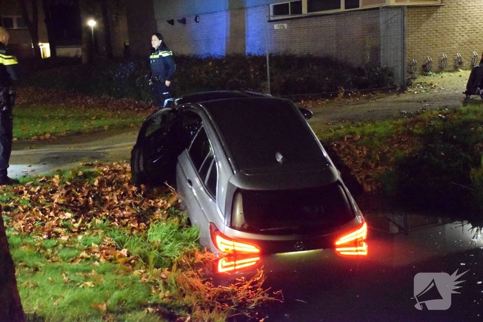 Personenauto belandt in sloot