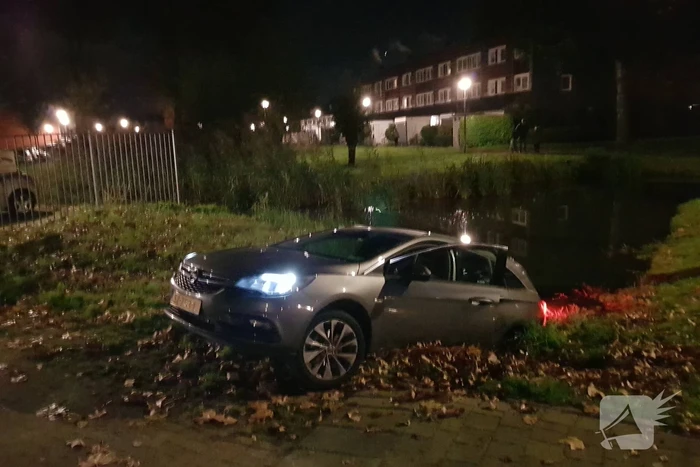 Personenauto belandt in sloot