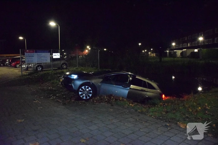 Personenauto belandt in sloot