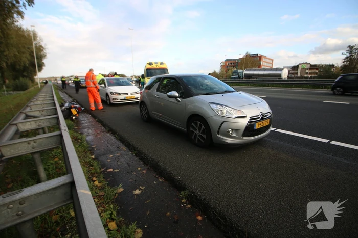 Motor belandt onder vangrail, bestuurder gewond
