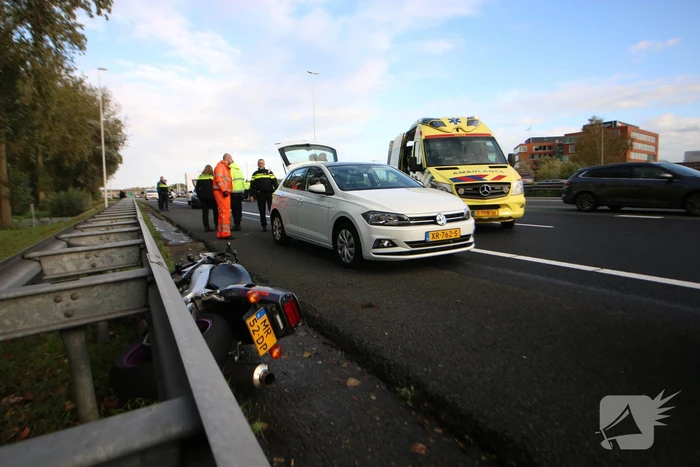 Motor belandt onder vangrail, bestuurder gewond