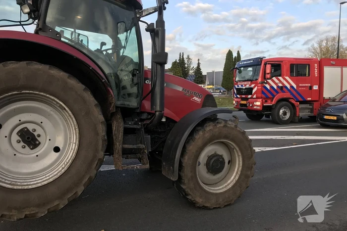 Trailer van tractor met koeien kantelt