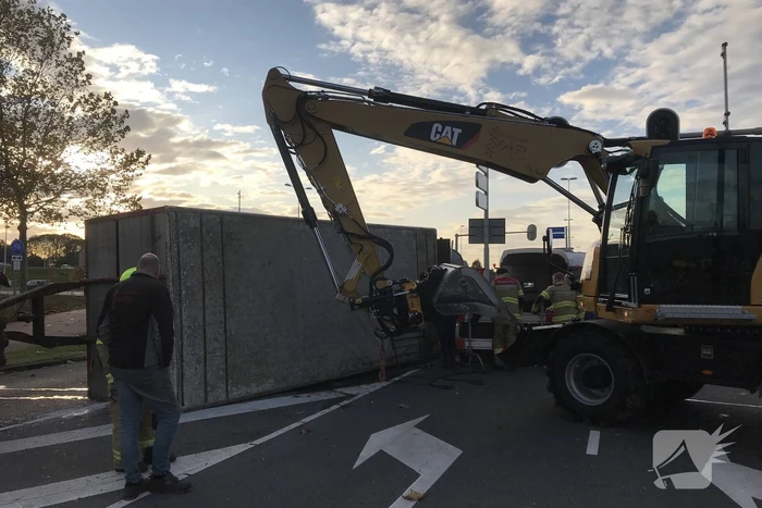 Trailer van tractor met koeien kantelt