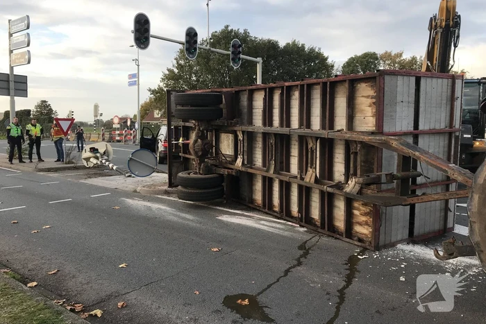 Trailer van tractor met koeien kantelt