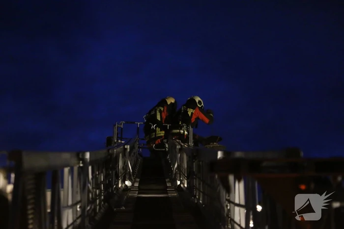 Brandweer veegt schoorsteen na brand