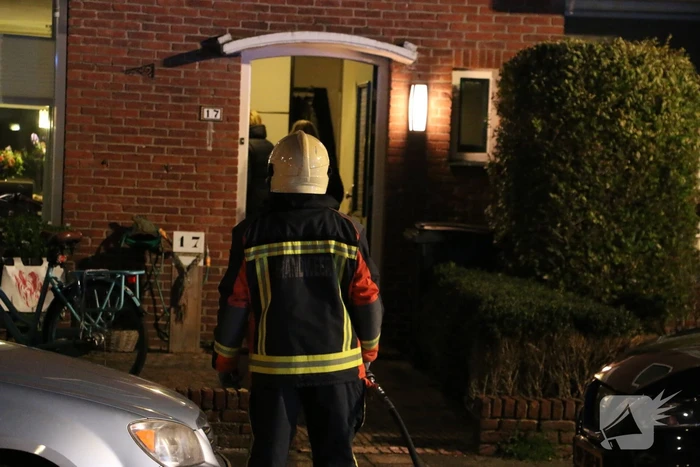 Brandweer veegt schoorsteen na brand