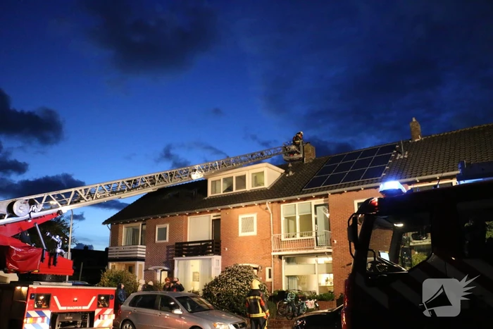 Brandweer veegt schoorsteen na brand