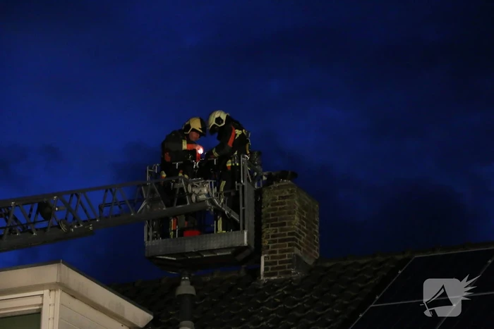 Brandweer veegt schoorsteen na brand