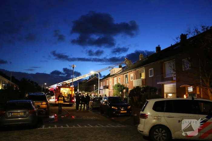 Brandweer veegt schoorsteen na brand