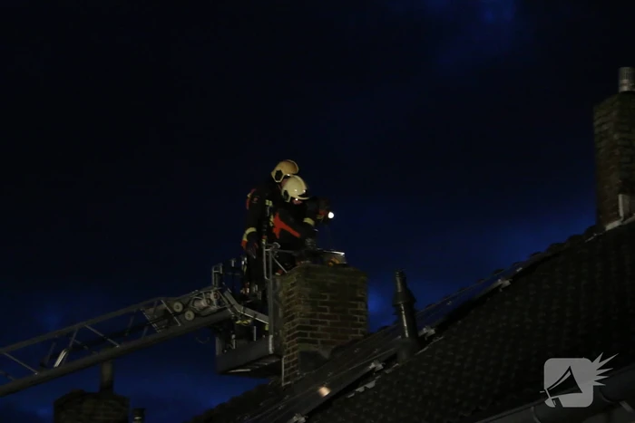 Brandweer veegt schoorsteen na brand