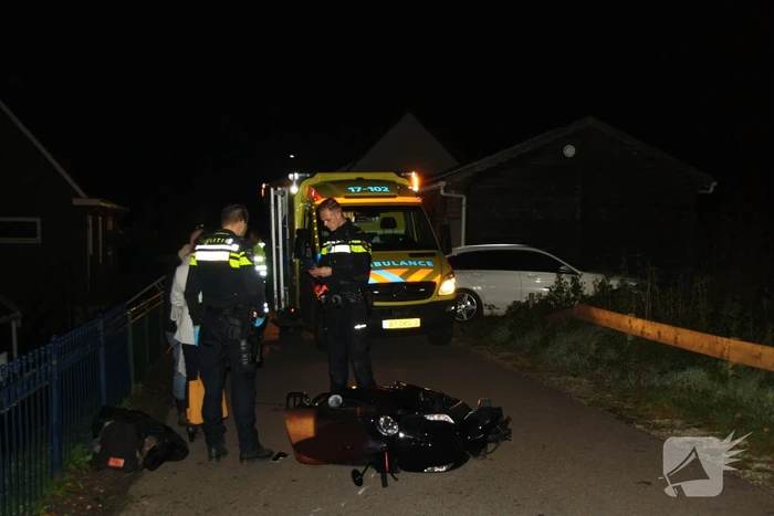 Bestuurster scooter gewond na botsing met hek