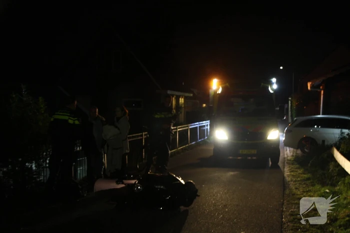 Bestuurster scooter gewond na botsing met hek