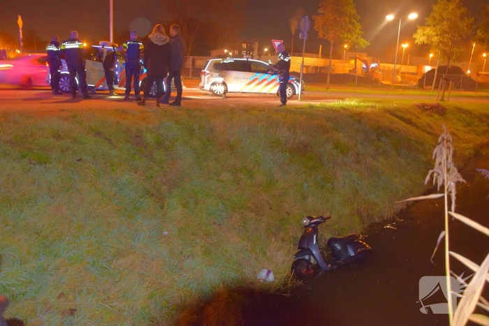 Politie haalt dronken scooterrijder uit sloot