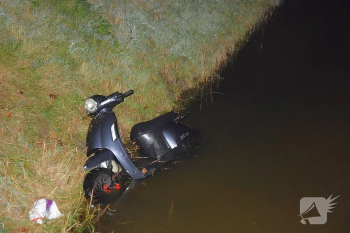 Politie haalt dronken scooterrijder uit sloot