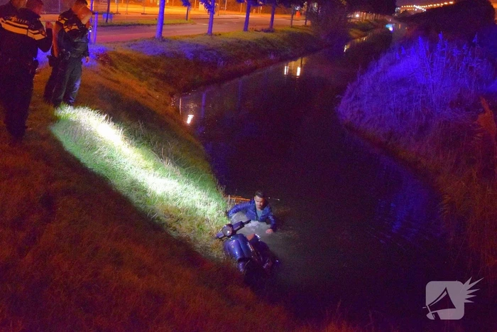 Politie haalt dronken scooterrijder uit sloot
