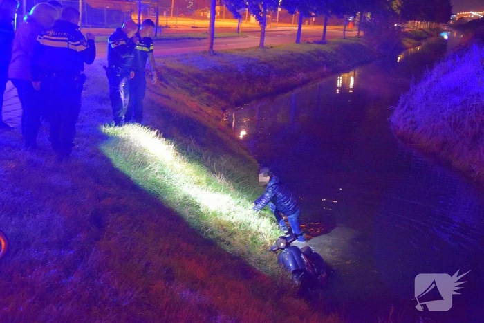 Politie haalt dronken scooterrijder uit sloot
