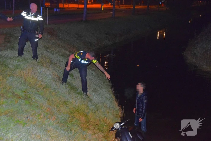 Politie haalt dronken scooterrijder uit sloot