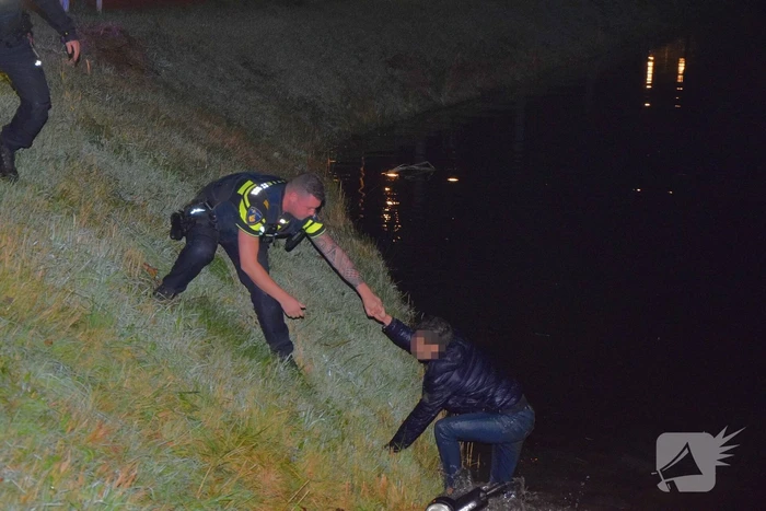 Politie haalt dronken scooterrijder uit sloot