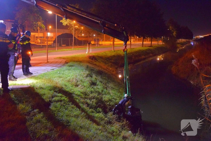 Politie haalt dronken scooterrijder uit sloot