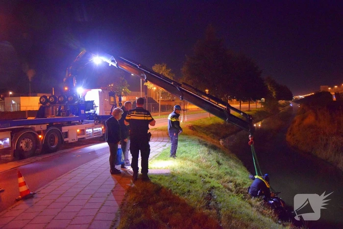 Politie haalt dronken scooterrijder uit sloot