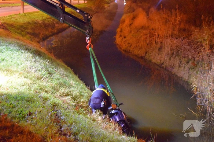 Politie haalt dronken scooterrijder uit sloot