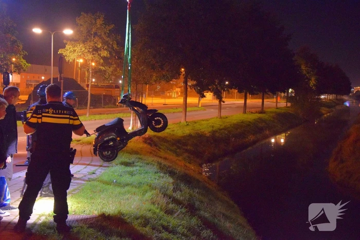 Politie haalt dronken scooterrijder uit sloot