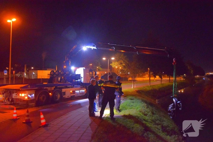 Politie haalt dronken scooterrijder uit sloot