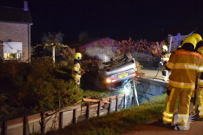 Personenauto belandt op de kop na ongeval