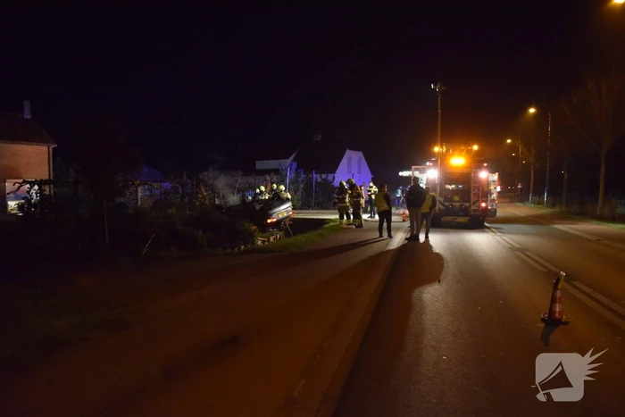 Personenauto belandt op de kop na ongeval