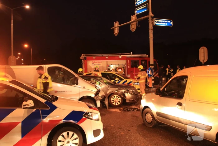 Bestelbus en auto botsen op kruising