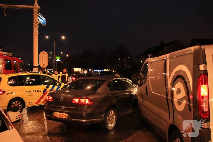 Bestelbus en auto botsen op kruising
