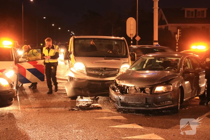 Bestelbus en auto botsen op kruising
