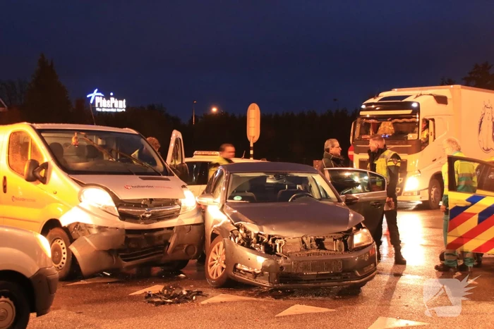 Bestelbus en auto botsen op kruising