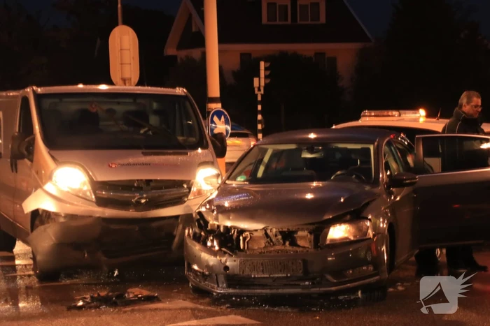 Bestelbus en auto botsen op kruising