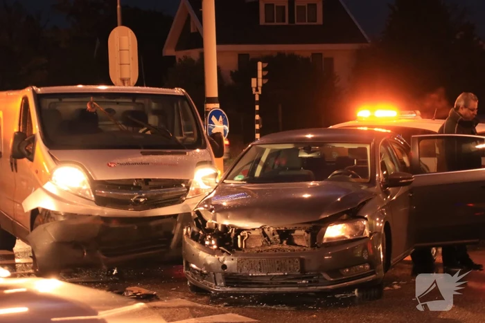 Bestelbus en auto botsen op kruising