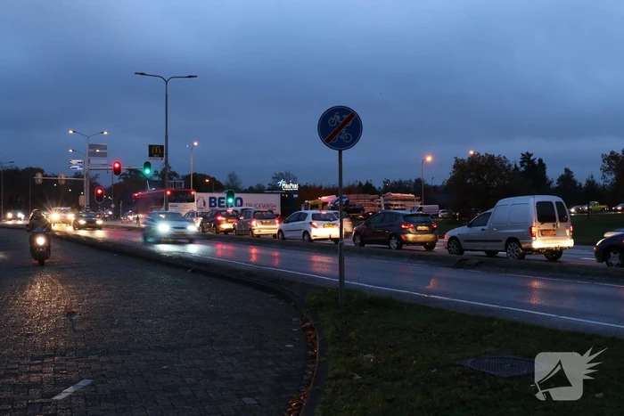 Bestelbus en auto botsen op kruising