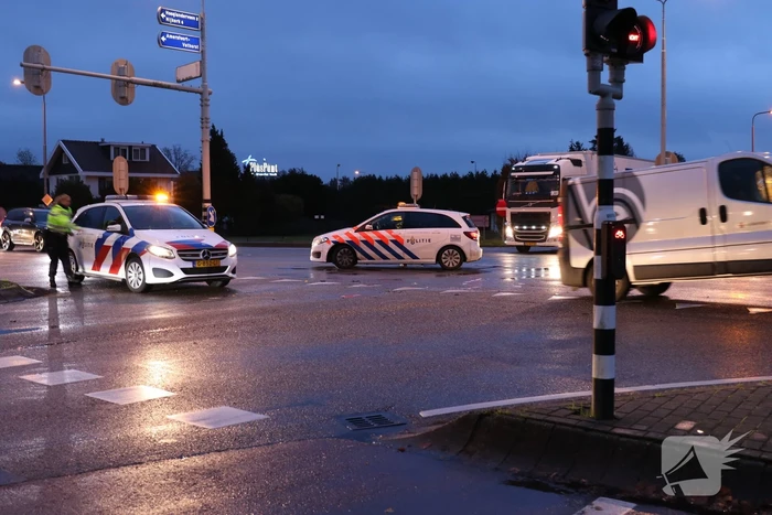 Bestelbus en auto botsen op kruising