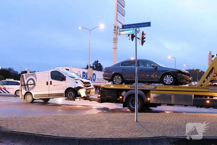 Bestelbus en auto botsen op kruising