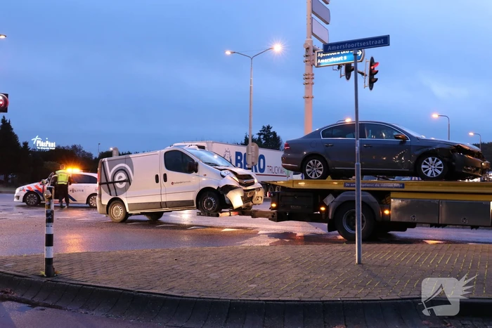 Bestelbus en auto botsen op kruising