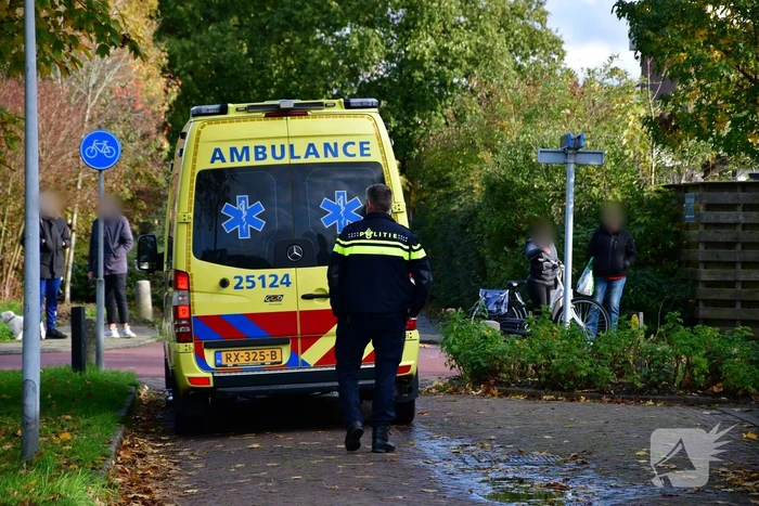Twee fietsster botsen op fietspad