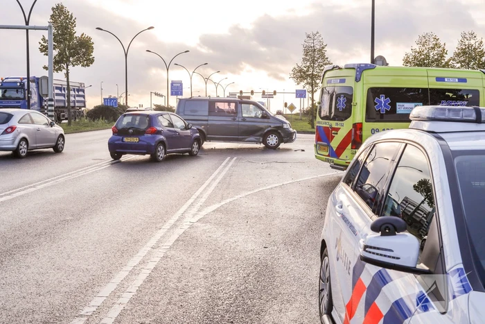 Automobiliste gewond na botsing met bestelbus in Vathorst