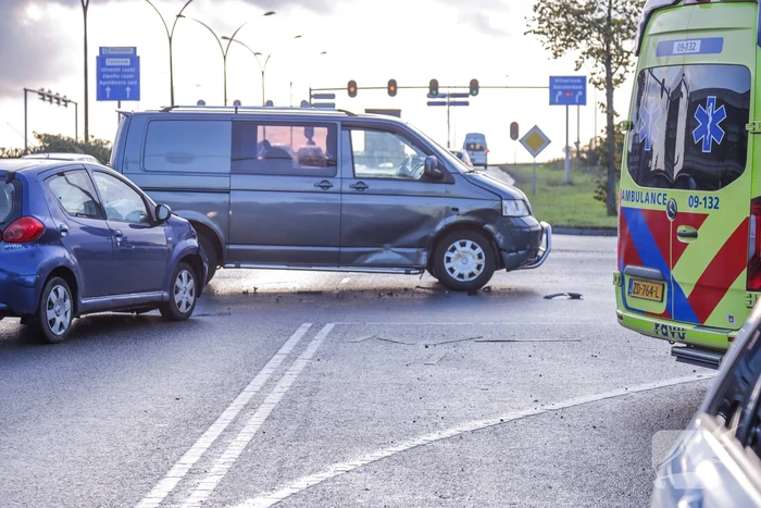 Automobiliste gewond na botsing met bestelbus in Vathorst