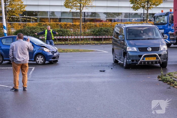 Automobiliste gewond na botsing met bestelbus in Vathorst