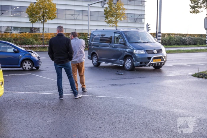 Automobiliste gewond na botsing met bestelbus in Vathorst