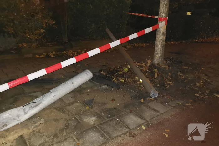 Bestuurder vlucht na aanrijding met lantaarnpaal