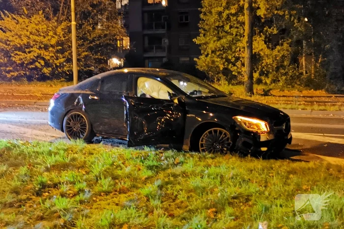 Bestuurder vlucht na aanrijding met lantaarnpaal